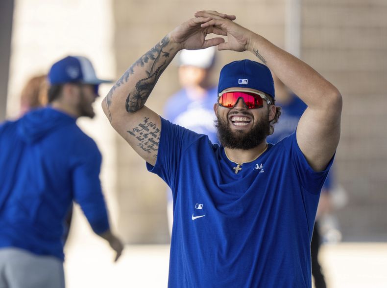 Alek Manoah, pitcher de los Azulejos de Toronto, calienta en Dunedin, Florida, el martes 20 de febrero de 2024 (Frank Gunn/The Canadian Press via AP)