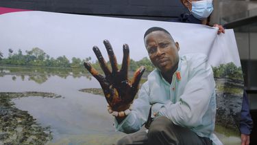 shell ordena compensar a los agricultores nigerianos afectados por los derrames de petroleo