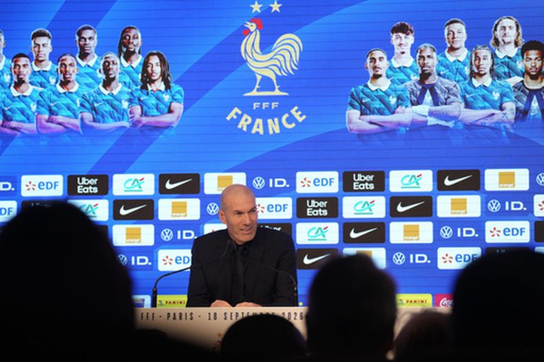 El técnico de Francia Zinedine Zidane en una rueda de prensa para anunciar su primera convocatoria, el viernes 18 de septiembre de 2026, en París. (AP Foto/Thibault Camus)