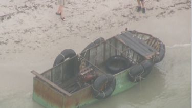 americateve | Una vecina de la zona pudo grabar el momento en la que la embarcación, propulsada por un precario motor, se acercaba a tierra