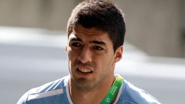 americateve | La mordida de Luis Suárez sigue dando de qué hablar. El jugador llegó a Uruguay donde fue recibido como un héroe.
