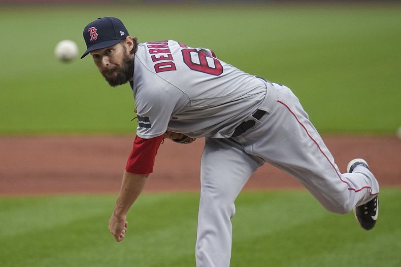 Matt Dermody, pitcher de los Medias Rojas de Boston, observa un lanzamiento durante la primera entrada del juego de béisbol en contra de los Guardianes de Cleveland, el jueves 8 de junio de 2023, en Cleveland. (AP Foto/Sue Ogrocki)