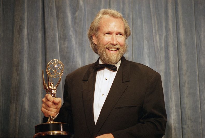 ARCHIVO - Jim Henson, creador de The Muppets y la fuerza creativa detrás de la serie de televisión Sesame Street sostiene su Emmy en Pasadena, California el 17 de septiembre de 1989. Henson es retratado en el documental Jim Henson: Idea Man. (Foto AP, archivo)