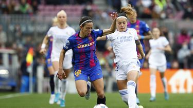 ARCHIVO - Foto del 30 de marzo del 2022, Aitana Bonmatí del Barcelona pelea por el balón con Athenea del Castillo del Real Madrid en los cuartos de final de la Liga de Campeones femenina en el Camp Nou. El viernes 2 de junio del 2023, el Barcelona se prepara para disputar su cuarta final de Liga de Campeones en cinco años ante el Wolfsburg el sábado en el estadio del PSV. (AP Foto/Joan Monfort, Archivo)