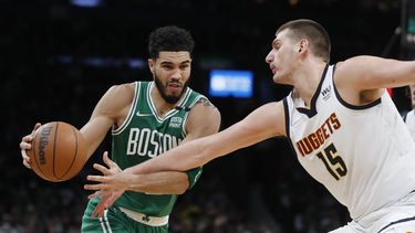 Celtics hilvanan 7 triunfos al vencer a Nuggets