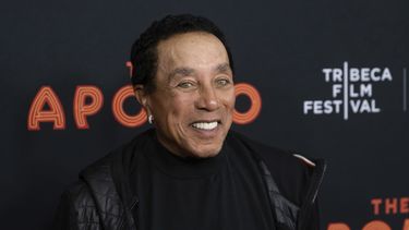 ARCHIVO - Smokey Robinson asiste a la proyección de The Apollo durante el Festival Cinematográfico Tribeca de 2019, el 24 de abril de 2019, en Nueva York. (Foto de Charles Sykes/Invision/AP, archivo)
