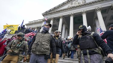 ARCHIVO - Miembros del grupo extremista Oath Keepers están frente a la Fachada Este del Capitolio el 6 de enero de 2021. David Moerschel, un miembro del grupo, culpable de conspiración sediciosa por su papel en el asalto al Capitolio, fue condenado el viernes 2 de junio de 2023 a tres años de prisión. (AP Foto/Manuel Balce Ceneta, File)