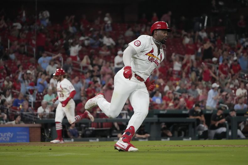 Jordan Walker, de los Cardenales de San Luis, recorre las bases tras pegar un doble de tres carreras ante los Piratas de Pittsburgh, el miércoles 18 de septiembre de 2024 (AP Foto/Jeff Roberson)