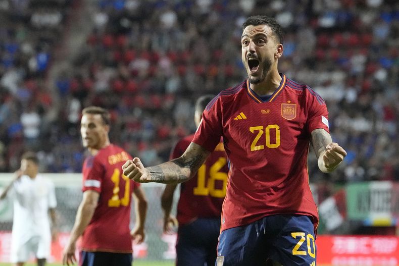 Joselu celebra tras marcar el gol que le dio a España la victoria 2-1 ante Italia en las semifinales de la Liga de Naciones, el jueves 15 de junio de 2023, en Enschede, Holanda. (AP Foto/Martin Meissner)