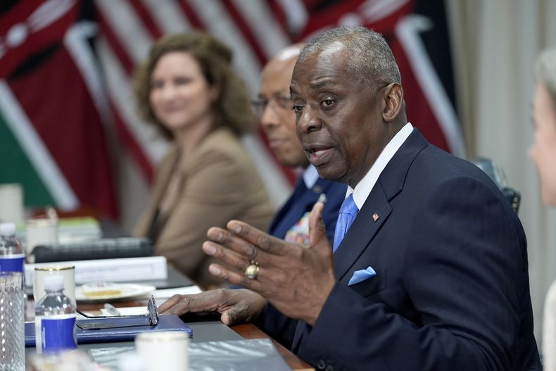 El secretario de Defensa de EEUU, Lloyd Austin, habla durante una reunión con el presidente de Kenia, William Ruto, no fotografiado, en el Pentágono en Washington, el viernes 24 de mayo de 2024. (AP Foto/Susan Walsh)