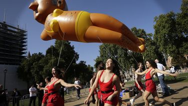 Opositores lanzan globo burlándose de alcalde de Londres