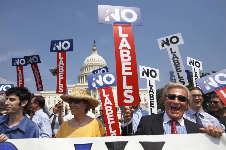 John Holman, de Denver, a la derecha, y otros miembros del grupo Sin Etiquetas participan en una marcha en el Capitolio, el 18 de julio de 2011, en Washington. (AP Foto/Jacquelyn Martin, Archivo)
