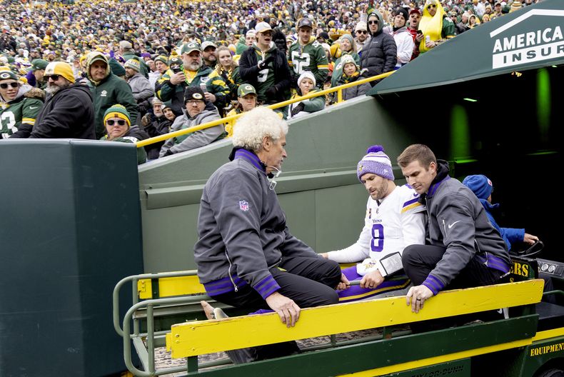 Kirk Cousins (8), quarterback de los Vikings de Minnesota, es trasladado al vestidor en el carrito de las desgracias después de sufrir una lesión durante la segunda mitad del juego de la NFL en contra de los Packers de Green Bay, el domingo 29 de octubre de 2023, en Green Bay, Wisconsin. (Carlos González/Star Tribune vía AP)