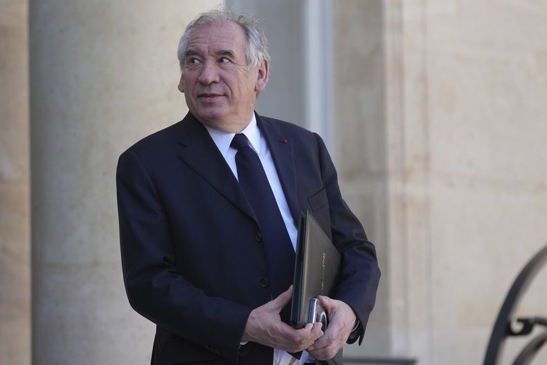 ARCHIVO – El primer ministro francés, Francois Bayrou, sale de la reunión seminal del Gabinete, el miércoles 19 de marzo de 2025 en el Palacio del Elíseo en París. (AP Foto/Thibault Camus, Archivo)