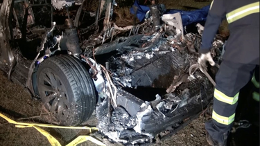 un accidente de un auto tesla sin nadie al volante dejo dos muertos en eeuu