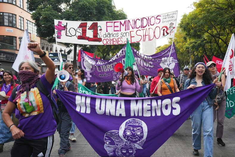 Manifestantes asisten a una protesta en conmemoración del Día Internacional de la Eliminación de la Violencia contra la Mujer en la Ciudad de México, el martes 25 de noviembre de 2025. (Foto AP/Claudia Rosel)