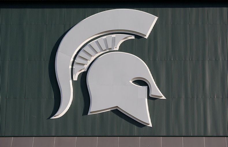 ARCHIVO - El logotipo de la Universidad Estatal de Michigan cuelga en el Spartan Stadium antes del inicio de un partido de fútbol americano universitario de la NCAA entre la Universidad Estatal de Michigan y Tulsa, el 30 de agosto de 2019, en East Lansing, Michigan. (Foto AP/Al Goldis, archivo)