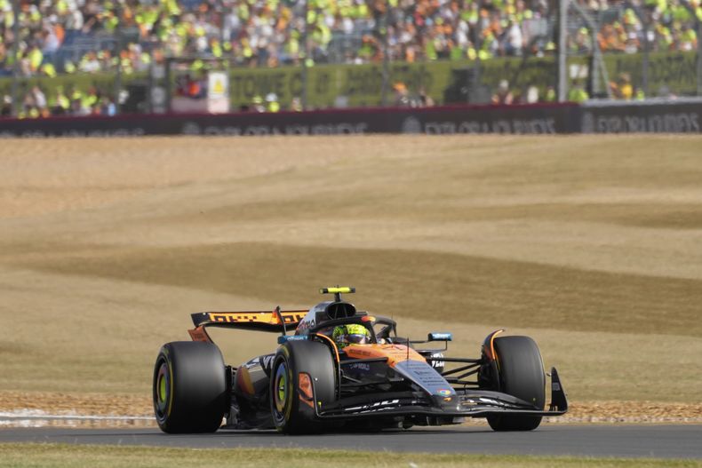 El piloto británico de McLaren Lando Norris en acción durante la segunda práctica del Gran Premio de Gran Bretaña de Fórmula 1 en Silverstone, Inglaterra, el viernes 4 de julio de 2025. (AP Photo/Darko Bandic)