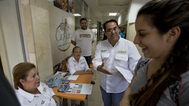 Agobiados por la crisis, venezolanos van a municipales