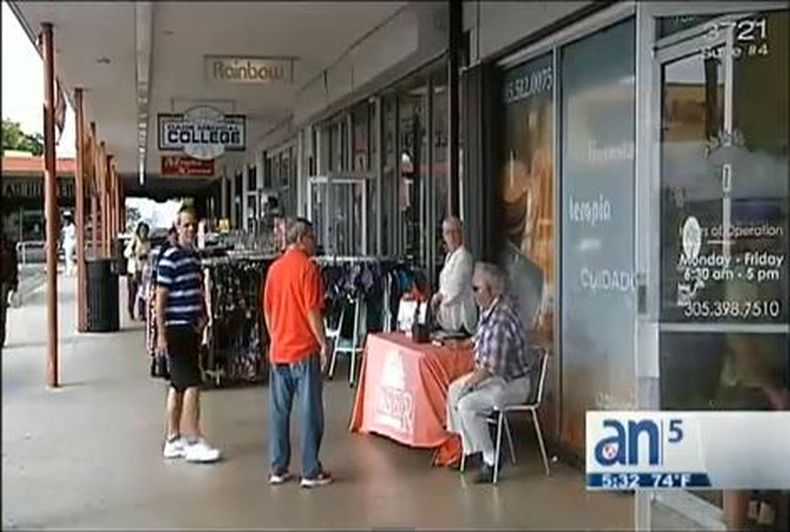 La ciudad de Miami anunció hoy el despliegue de decenas de uniformados para vigilar específicamente centros comerciales que tendrán las puertas abiertas hasta altas horas de la noche.