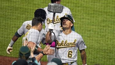 Jace Peteson (6), de los Atléticos de Oakland, vuelve al dugout luego de batear un jonrón de dos carreras en el juego del martes 6 de junio de 2023, ante los Piratas de Pittsburgh (AP Foto/Gene J. Puskar)