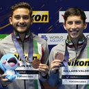 Los mexicanos Kevin Berlín y Randal Willars posan con sus medallas de bronce tras competir en la plataforma sincronizada de 10 metros en el Mundial de natación en Fukuoka, Japón, el lunes 16 de julio de 2023. (AP Foto/Lee Jin-man)