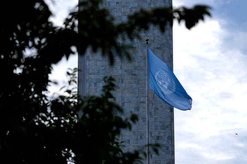 La bandera de Naciones Unidas ondea durante la Asamblea General en la sede de la ONU, el lunes 21 de septiembre de 2026. (Justin Tang/The Canadian Press via AP)