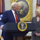 El presidente estadounidense Donald Trump da la bienvenida a Pam Bondi antes de que preste juramento como secretaria de Justicia, en la Oficina Oval de la Casa Blanca, en Washington, el miércoles 5 de febrero de 2025. (AP Foto/Evan Vucci)