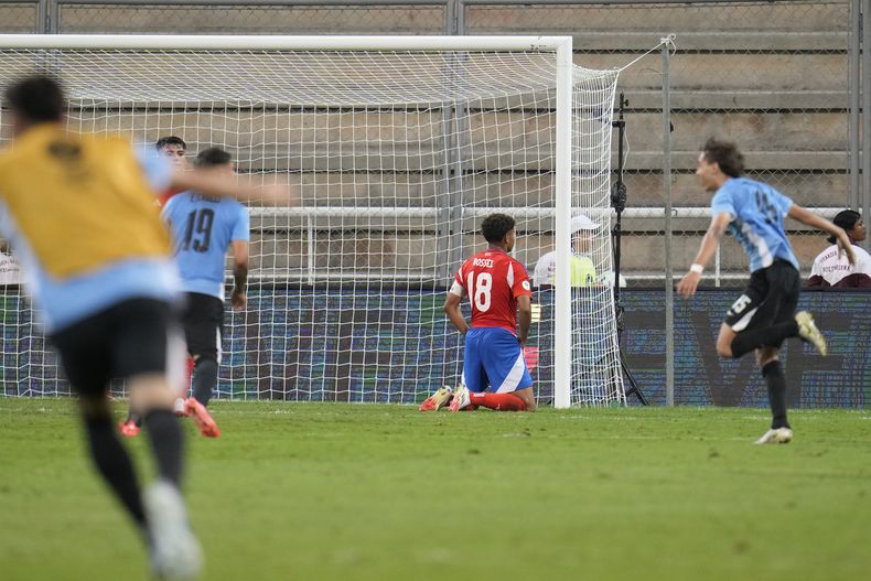 El chileno Juan Rossel lamenta el gol que anotó en su propia puerta en el partido del Sudamericano sub20 ante Uruguay, el sábado 25 de enero de 2025 en Cabudare, Venezuela (AP Foto/Matías Delacroix)