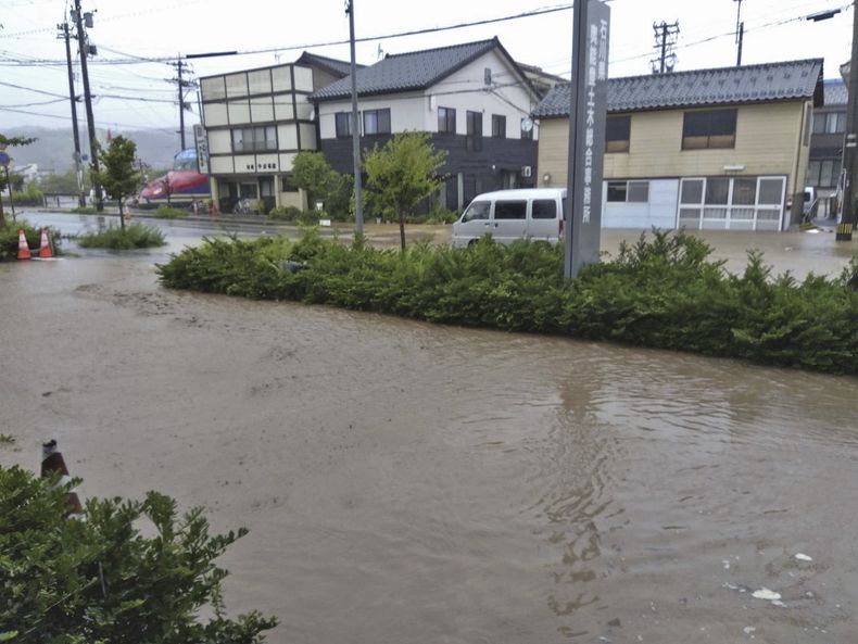 Una calle luce inundada tras fuertes lluvias en Wajima, en la prefectura de Ishikawa, Japón, el sábado 21 de septiembre de 2024. (Kyodo News vía AP)