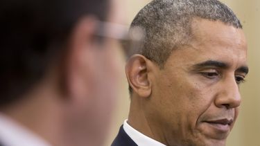 americateve | El presidente estadounidense Barack Obama dialoga con el primer ministro iraqu&iacute; Nouri al-Maliki, el viernes 1 de noviembre de 2013, en la Oficina Oval de la Casa Blanca, en Washington. En su discurso semanal por radio e internet, Obama exhort&oacut