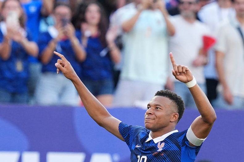Kylian Mbappé, de Francia, celebra tras convertir un penalti ante Paraguay en el duelo de octavos de final de la Copa del Mundo, disputado el sábado 4 de julio de 2026 en Filadelfia (AP Foto/Martin Meissner)