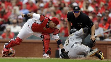 americateve | En esta foto del 1 de septiembre de 2014, el puertorrique&ntilde;o Yadier Molina, de los Cardenales de San Luis, pone out a Jorh Harrison, de los Piratas de Pittsburgh. El martees 4 de noviembre, Molina gan&oacute; por s&eacute;ptima ocasi&oacute;n el Gua