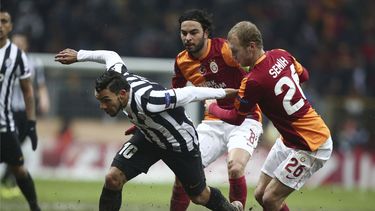 americateve | El jugador de Galatasray, Semih Kaya, derecha, disputa un bal&oacute;n con el jugador de la Juventus, Carlos Tevez, en un partido por la Liga de Campeones el mi&eacute;rcoles, 11 de diciembre de 2013, en Estambul. (AP Photo)