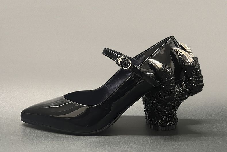 En esta fotografía proporcionada por Ryosuke Matsui uno de los zapatos con temática de Godzilla duseñados por Matsui, en una imagen tomada en Tokio en octubre de 2023. Modelos de los zapatos de Godzilla fueron usados por el equipo de la película galardonada con el premio a los mejores efectos visuales Godzilla Minus One en la ceremonia de los Oscar. (Courtesy of Ryosuke Matsui vía AP)