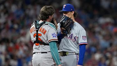 Adley Rutschman, izquierda, de los Orioles de Baltimore, habla con Jacob Latz, de los Rangers de Texas, en la séptima entrada del Juego de Estrellas del béisbol de Grandes Ligas, el martes 14 de julio de 2026, en Filadelfia. (AP Foto/Matt Slocum)