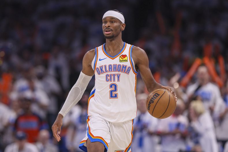 Shai Gilgeous-Alexander, del Thunder de Oklahoma City, conduce el balón en el primer partido de la final de la Conferencia Oeste ante los Timberwolves de Minnesota, el martes 20 de mayo de 2025 (AP Photo/Nate Billings)