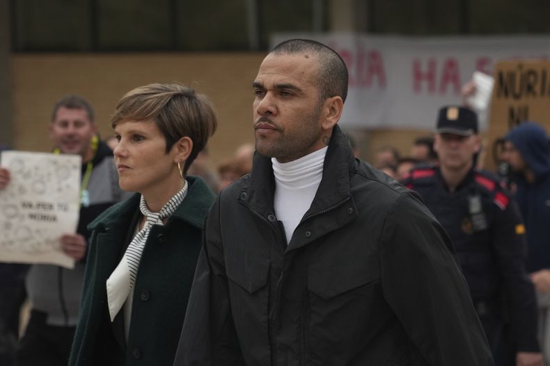 ARCHIVO - El astro brasileño Dani Alves, en primer plano, sale del centro penitenciario Brians 2 el lunes 25 de marzo de 2024, en Sant Esteve Sesrovires, cerca de Barcelona, en el noreste de España. (AP Foto/Emilio Morenatti)