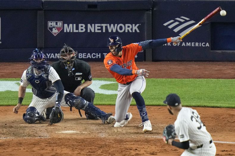 El puertorriqueño Carlos Correa, de los Astros de Houston, pega un sencillo en la décima entrada del duelo ante los Yankees de Nueva York, el viernes 8 de agosto de 2025 (AP Foto/Frank Franklin II)