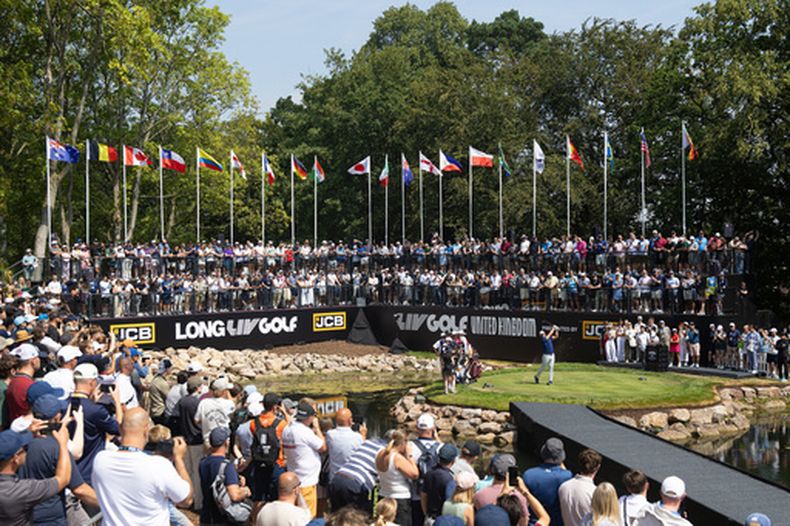 El capitán Bryson DeChambeau, de Crushers GC (segundo por la derecha), realiza un golpe desde el primer tee durante la segunda ronda del torneo LIV Golf United Kingdom, el viernes 24 de julio de 2026, en Rocester, Inglaterra. (Chris Trotman/LIV Golf vía AP)