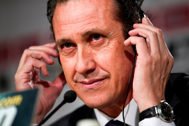ARCHIVO - Jorge Valdano, el entonces director deportivo del Real Madrid, durante una rueda de prensa en Madrid, el 27 de enero de 2011. (AP Foto/Víctor R. Caivano)