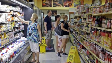 Gasto del consumidor en EEUU tiene 1er descenso desde abril