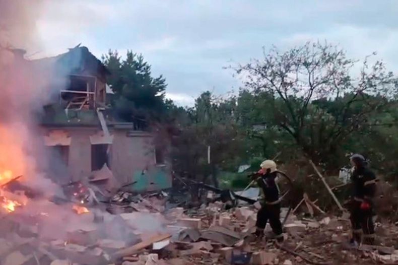 Esta imagen publicada por el canal de Telegram del gobernador de la región de Moscú, Andrei Vorobyev, muestra bomberos que trabajan para extinguir un incendio en un casa dañada tras un ataque ucraniano de dron en la región de Moscú, Rusia, el lunes 13 de julio de 2026. (Canal de Telegram del gobernador de la región de Moscú Andrei Vorobyev via AP)