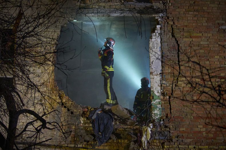 Rescatistas buscan a sobrevivientes luego que un dron impactara un edificio residencial durante el ataque nocturno ruso con misiles y drones en Kiev, Ucrania, el sábado 29 de noviembre de 2025. (Foto AP/Efrem Lukatsky)