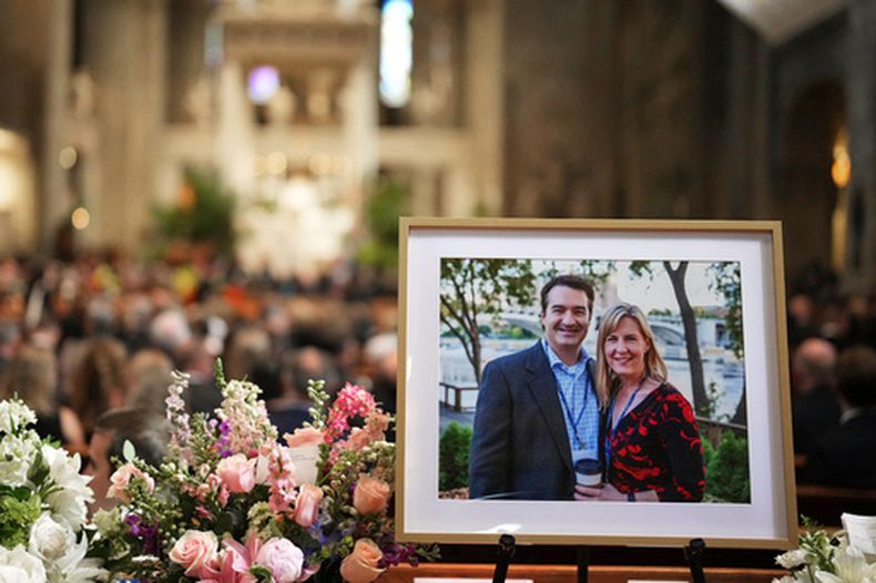 Una foto de Mark y Melissa Hortman en su servicio fúnebre en la Basilica of St. Marys en Minneapolis, el 28 de junio del 2025. (Alex Kormann/Star Tribune via AP, Pool)
