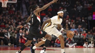 Brandon Ingram, alero de los Pelicans de Nueva Orleáns, conduce el balón frente a Jerami Grant, de los Trail Blazers de Portland, en el partido del viernes 25 de octubre de 2024 (AP Foto/Amanda Loman)