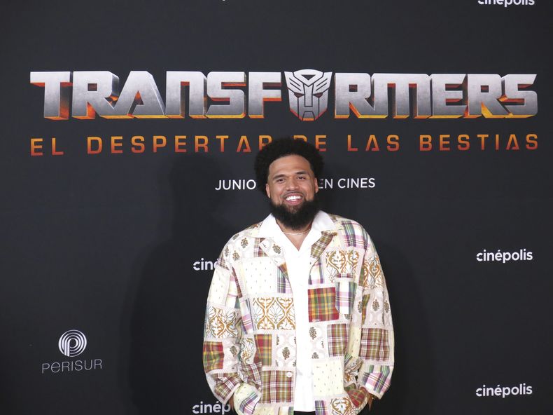 El director Steven Caple Jr. posa a su llegada a la alfombra roja de Transformers: Rise of the Beasts, en la Ciudad de México el 30 de mayo de 2023. (Foto AP/Berenice Bautista)