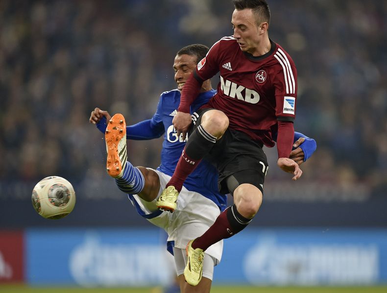 El jugador de Nuremberg, Josip Drmicm derecha, disputa un bal&oacute;n en un partido contra Schalke en la Bundesliga el s&aacute;bado, 10 de mayo de 2014, en Gelsenkirchen, Alemania. (AP Photo/Martin Meissner)