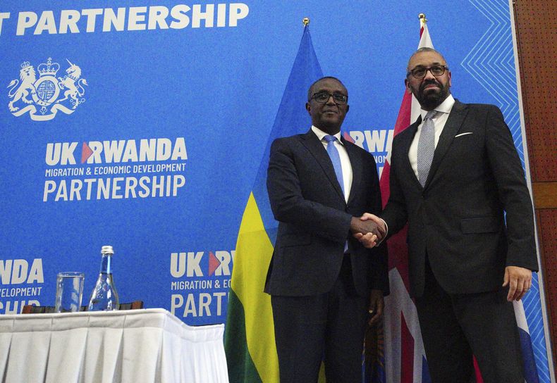El secretario del Interior de Gran Bretaña, James Cleverly (izquierda), y el ministro de Asuntos Exteriores de Ruanda, Vincent Biruta, en una conferencia de prensa conjunta tras firmar un nuevo tratado en Kigali, Ruanda, el martes 5 de diciembre de 2023. (Ben Birchall/PA Wire vía AP)
