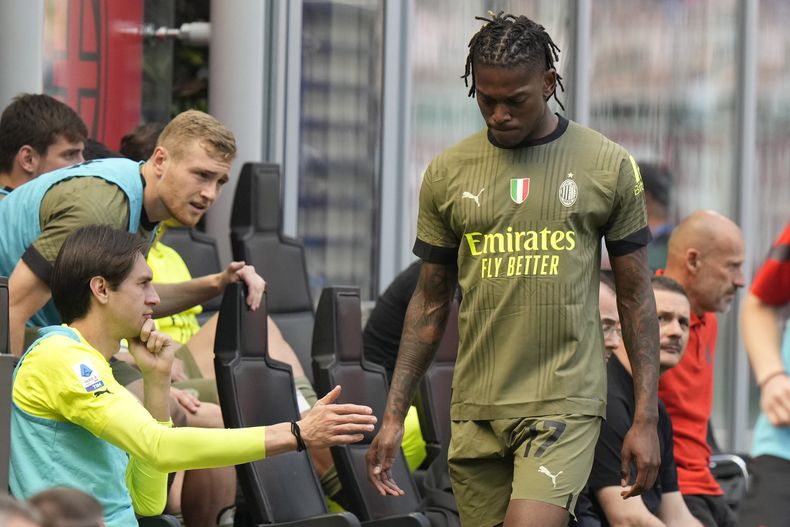 Rafael Leao del AC Milan se retira lesionado durante el partido contra Lazio en la Serie A, el sábado 6 de mayo de 2023. (AP Foto/Luca Bruno)